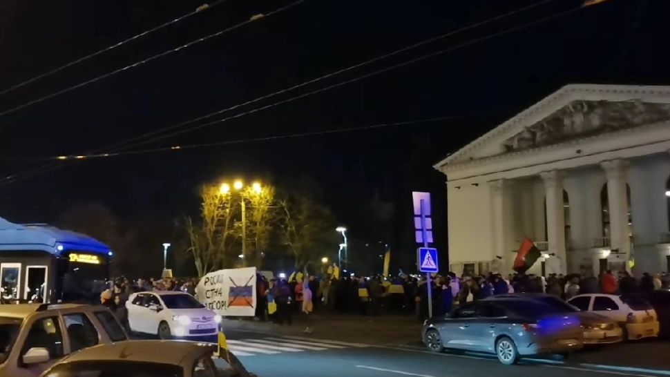 VIDEO Ucrainenii se TEM de invazie: sute de oameni au PROTESTAT în stradă. MESAJUL președintelui Zelenski pentru Putin