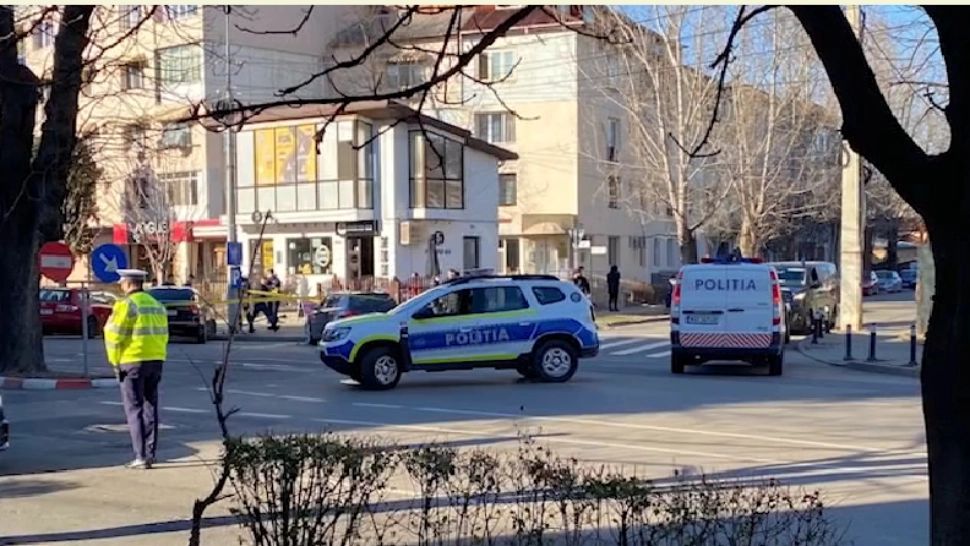 VIDEO Agresorii care au înjunghiat un tânăr în plină stradă, în Focșani, călcați de mascați: victima se lupta pentru viața ei