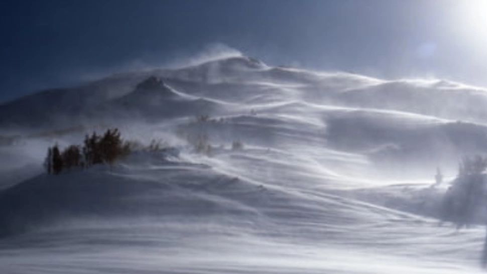 Alertă METEO - Cod portocaliu și Cod galben în 2 județe: Vânt în rafale de peste 125 km pe oră, ce spulberă zăpada