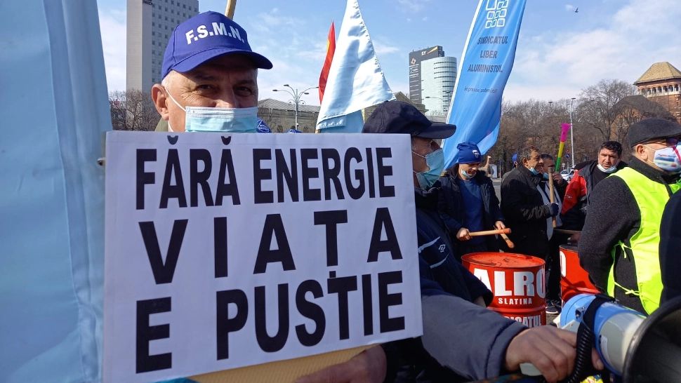 Angajații ALRO amenință că vin cu familile și cortul în fața Guvernului. Protest uriaș, nicio soluție. Drama se adâncește, oameni disperați 