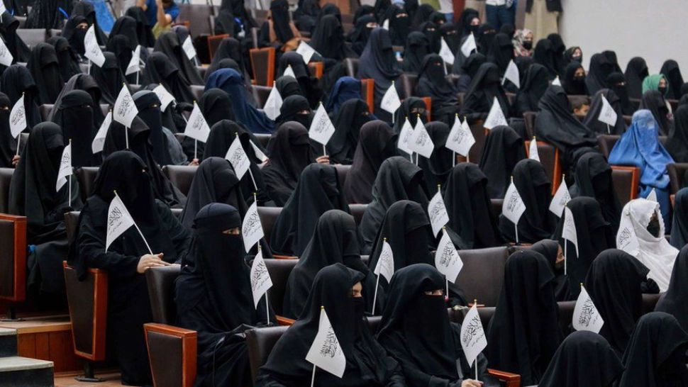 Talibanii redeschid universitățile din Afganistan! Vor fi impuse reguli stricte pentru studente 