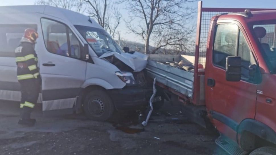 FOTO Accident la ieșire din Aiud, 5 răniți după coliziunea între un microbuz și o autoutilitară