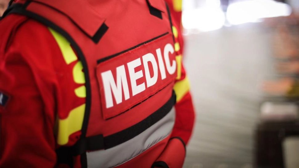  O fetiţă de 2 ani a fost rănită după ce maşina în care se afla a fost lovită de o roată desprinsă de la o autoutilitară