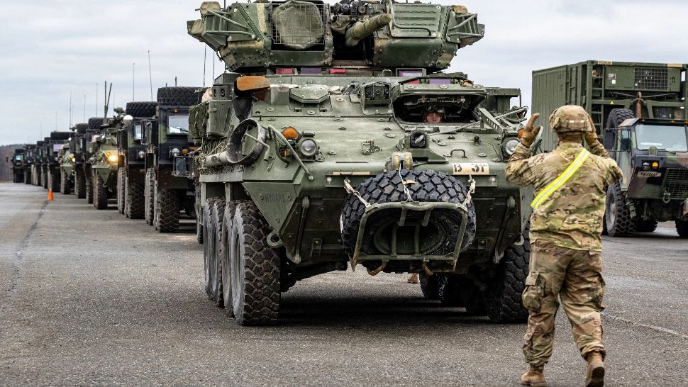 Tot mai multi civili, printre care și femei, se pun în fața tancurilor rusești și cântă imnul Ucrainei. Noi imagini emoționante