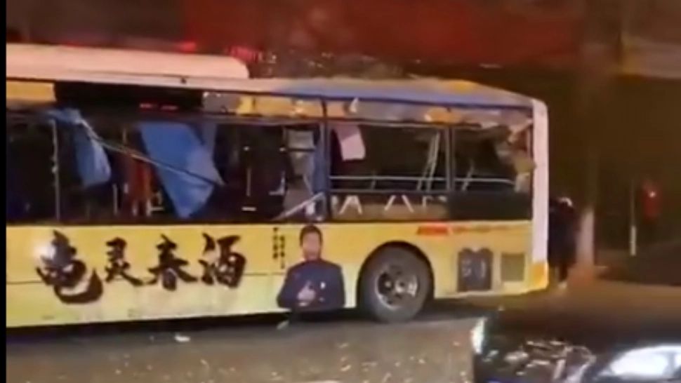 VIDEO Un autobuz a explodat pe traseu. Un om a murit și peste 40 au fost răniți