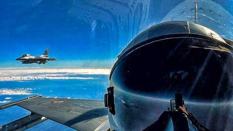 Armata Română, în alertă - Intervenția Forțelor Aeriene deasupra Mării Negre - Avioane F-16 și MIG-21 au intervenit de urgență