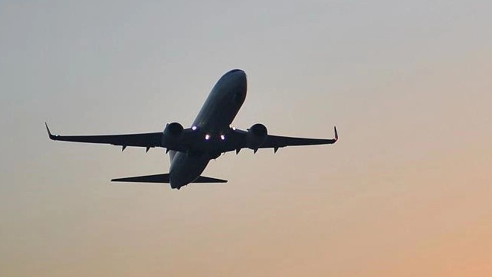 ALERTĂ cu bombă în spațiul aerian românesc! Zborul unei companii low-cost, ESCORTAT de avioane de vânătoare până la ieșire din spațiul nostru aerian