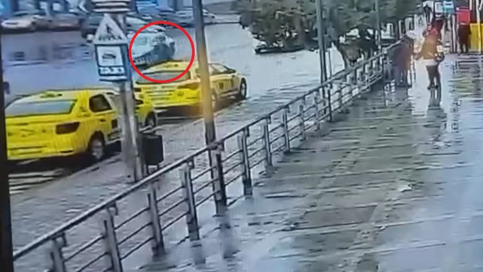 VIDEO La un pas de o nouă tragedie. Minor, LOVIT DE MAȘINA POLIȚIEI, în Bacău