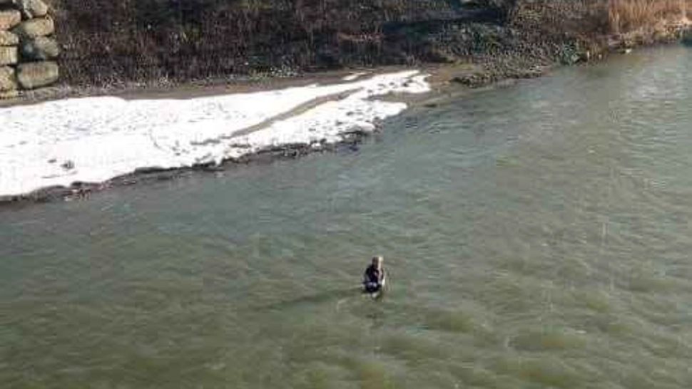 FOTO A pus pe jar pompierii și polițiștii, după ce a intrat să se BOTEZE singur în Someș