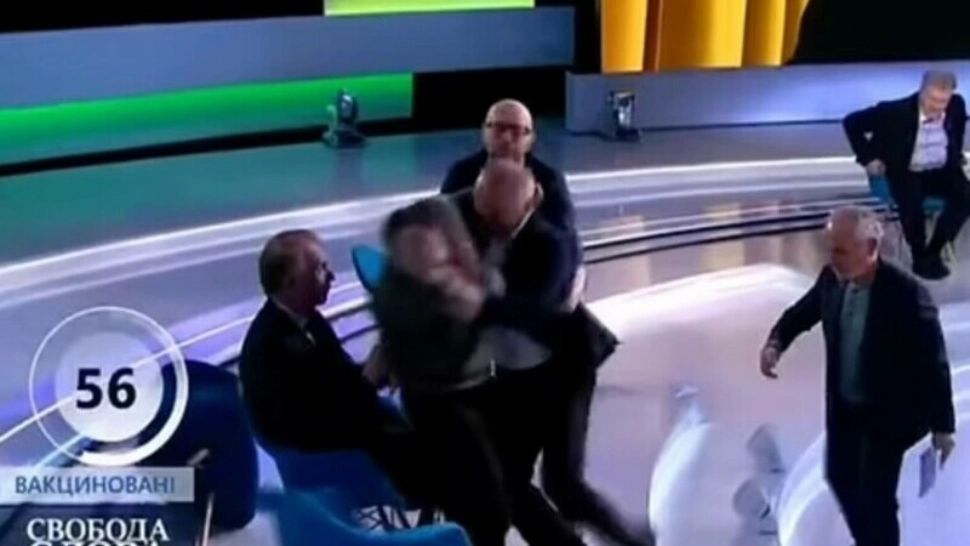 VIDEO - Bătaie în platoul unei emisiuni de dezbateri - Un politician, luat la pumni de către un jurnalist