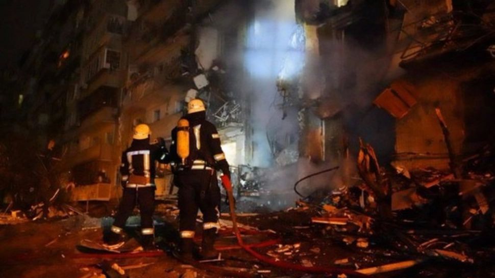 O rachetă a căzut peste un bloc din Kiev: 3 răniți