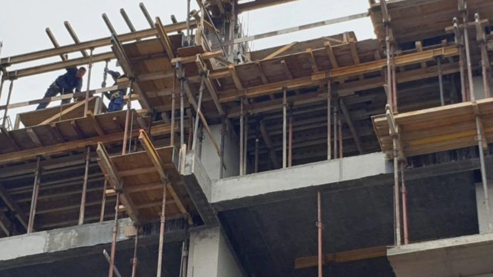 Dezvoltatorul din Argeș care a ridicat un bloc autorizat cu două etaje adăugându-i o mansardă, reţinut