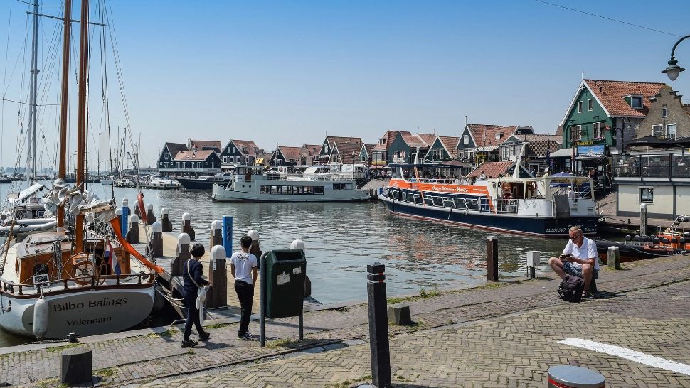 Marea Britanie îşi închide porturile pentru toate navele ruseşti