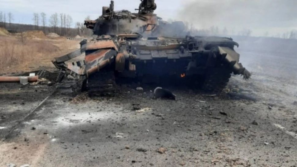 O nouă coloană întreagă de peste 100 de blindate rusești, distrusă de trupele ucrainene în apropiere de Kiev - VIDEO