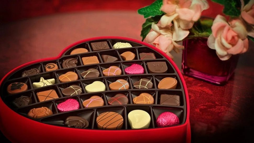 Atenție la cadourile cumpărate de Ziua Îndrăgostiților. ANPC: „Produsele originale nu se vând cu sacoșa”