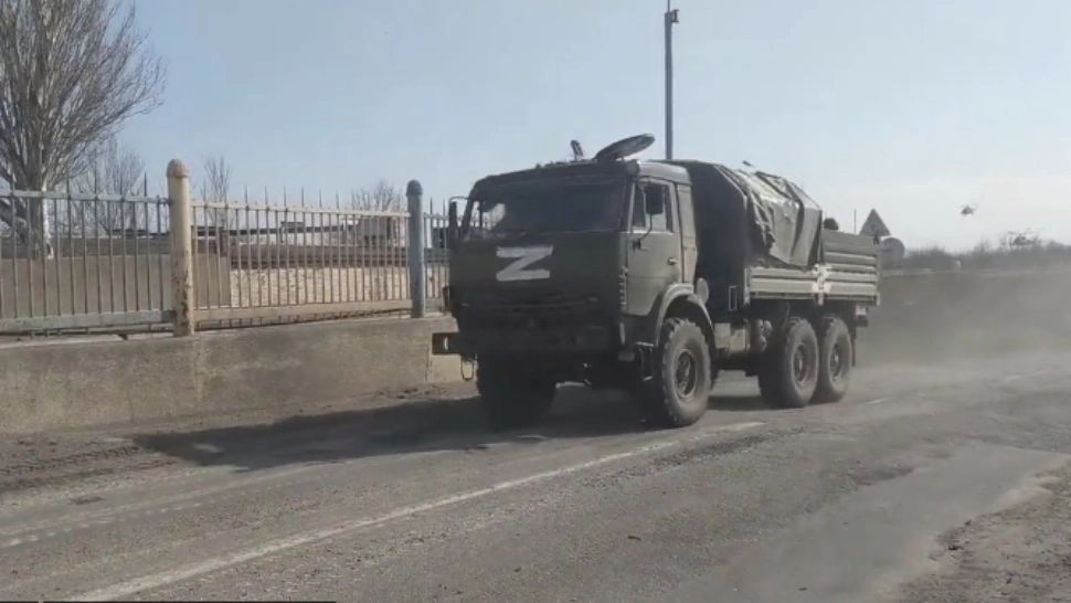 VIDEO Armata rusă a ajuns în apropierea Kievului. Un aeroport ocupat, tancurile trec peste mașini