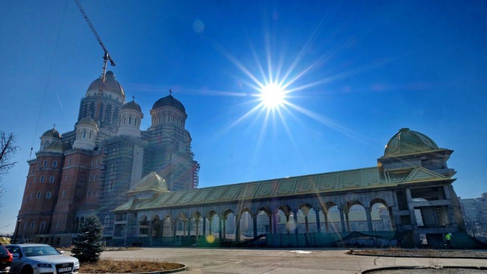 FOTO Au fost scoase schelele de pe turlele secundare ale Catedralei Naționale 