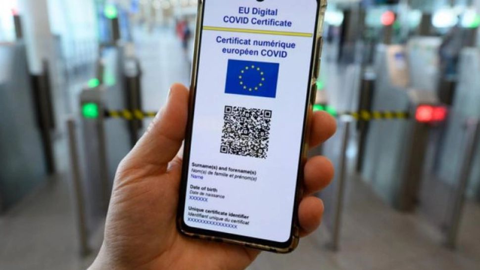 Guvernul a decis NOI reguli: 3 doze de vaccin la intrarea în țară - Certificatul COVID, schimbat pentru români