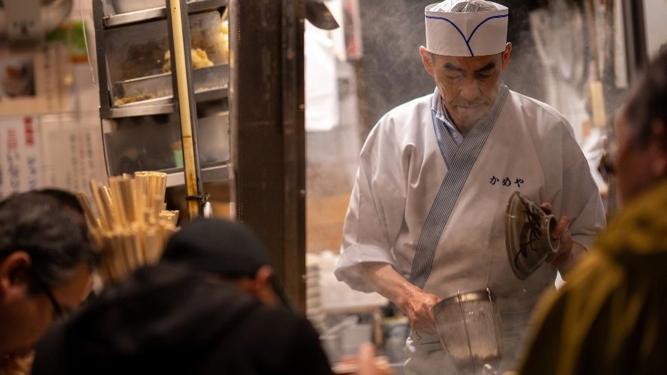 De ce japonezii nu beau apă la masă? MOTIVELE sunt uimitoare