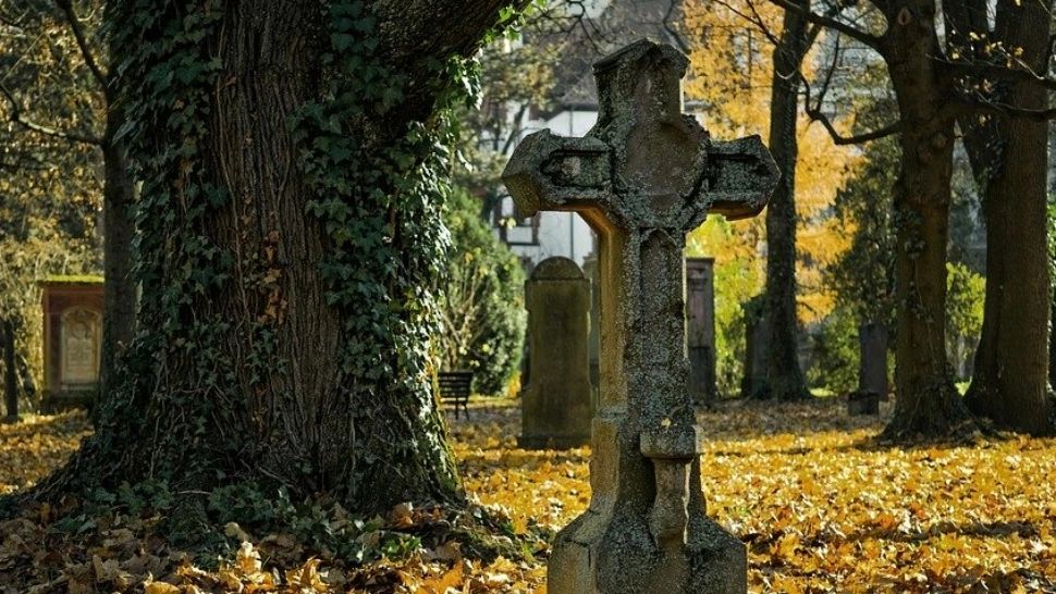 De ce sunt îngropați morții la 2 metri sub pământ. Puțină lume știe asta