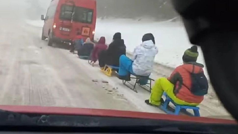 Distracție cu potențial FATAL. Mai multe sănii cu copii, trase de un microbuz pe șosea 