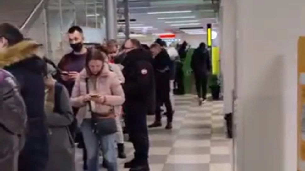 VIDEO Imaginea DISPERĂRII în Rusia. Cozi uriașe la bancomatele, după noile sancțiuni financiare împotriva Moscovei 
