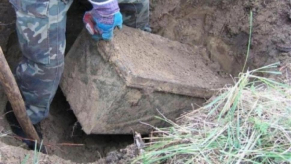 Au găsit un cufăr îngropat în pământ. Când l-au deschis au înlemnit. Este ascuns de zeci de ani