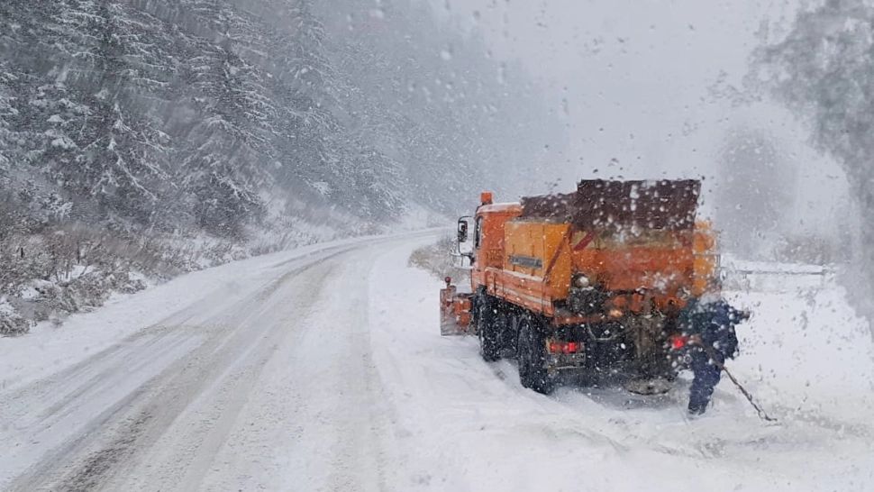 Atenție, șoferi: Este DESCHIS pe Transalpina, între Rânca și Novaci - Se circulă în coloană, din cauza viscolului | VIDEO