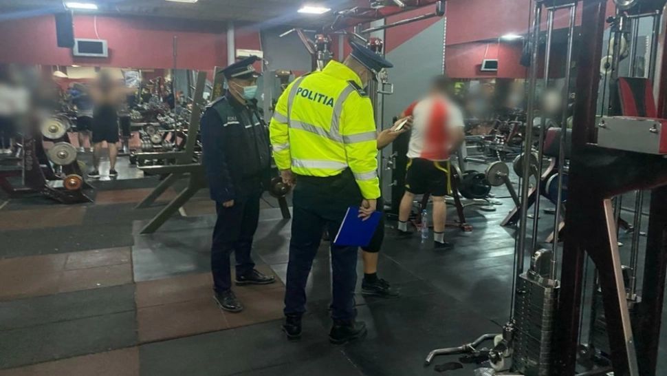 Sălile de sport din Târgoviște, verificate: Dosar penal pentru 2 tineri care au folosit certificatele COVID ale altor persoane