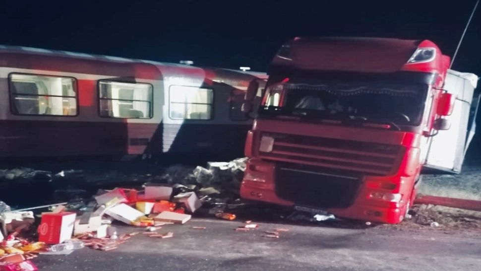 Accident CUMPLIT în Timiș! Un TIR, lovit în plin de un tren. Traficul, BLOCAT 