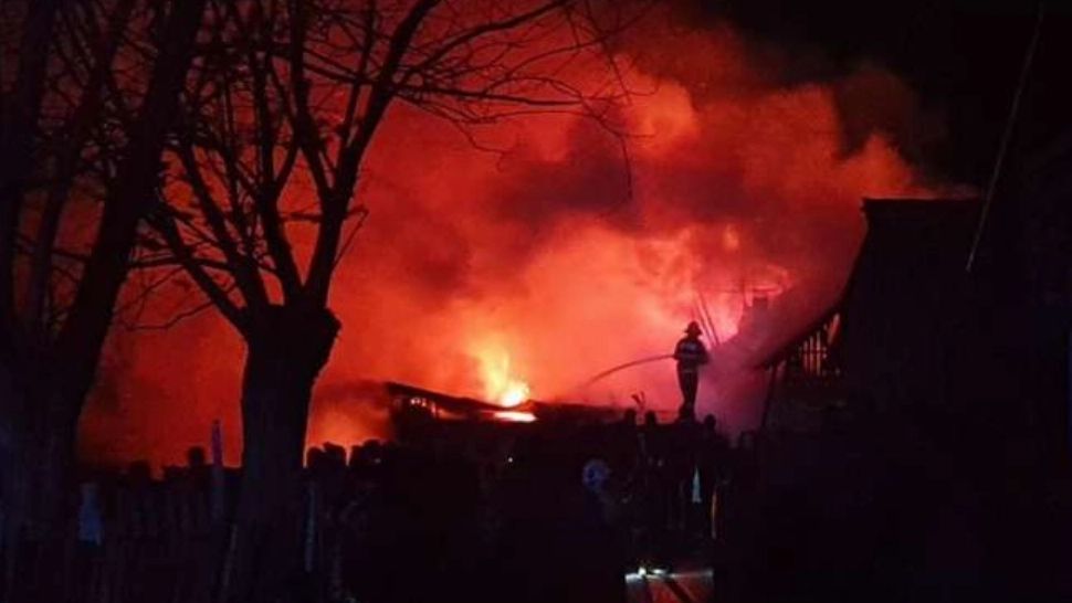 Incendiu devastator, în jud. Argeș: 7 case, distruse de foc