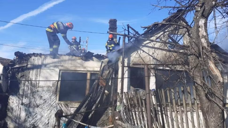 Sfârșit tragic pentru o femeie din Mureș. A fost găsită carbonizată într-o casă cuprinsă de flăcări