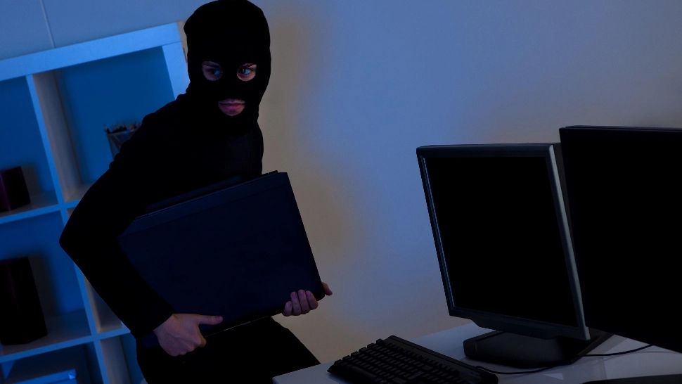 Doi bărbaţi înarmaţi cu cuţite au furat computere în timpul unui curs la un liceu