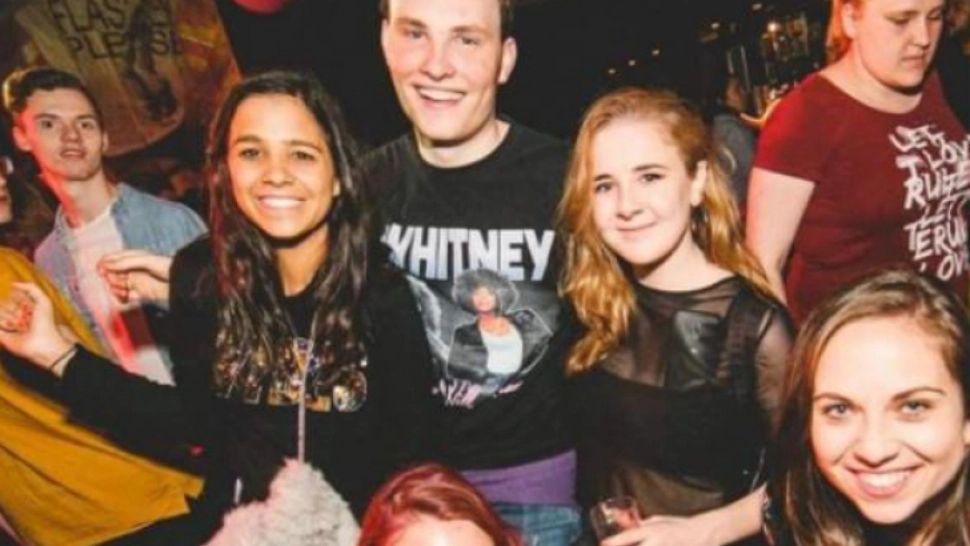 Iluzia care creează confuzie uriașă pe internet: a cui este mâna din stânga imaginii?