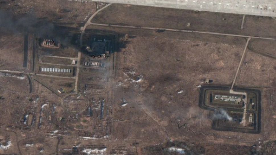 FOTO | Imagini din satelit arată pagubele făcute de Rusia la o bază aeriană din estul Ucrainei