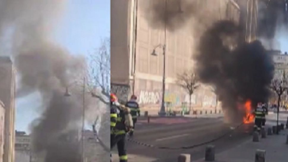 VIDEO Panică pe Calea Victoriei, un autoturism a luat foc. Coloana de fum vizibilă de la distanță