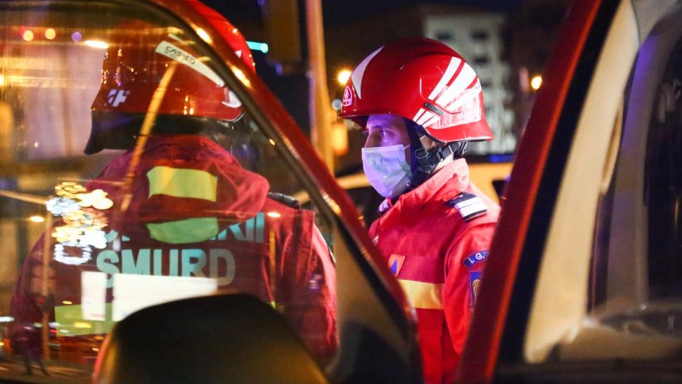 INCENDIU de vegetaţie uscată în apropierea unor sonde, în Prahova. Pompierii au intervenit de urgență