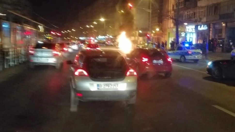 O mașină a explodat în București, pe unul dintre cele mai aglomerate bulevarde. Flăcări de trei metri au cuprins autoturismul