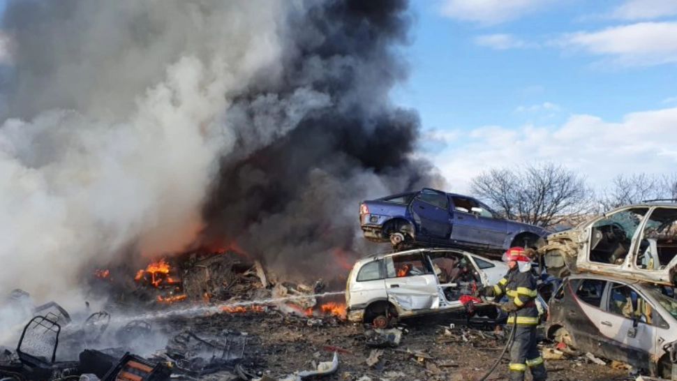 FOTO | INCENDIU puternic! Peste 30 de maşini dintr-un parc de dezmembrări din Neamț, distruse de foc 