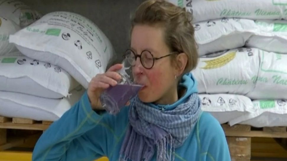 Prima bere albastră din lume a fost produsă în Franța! Ce conține această băutură