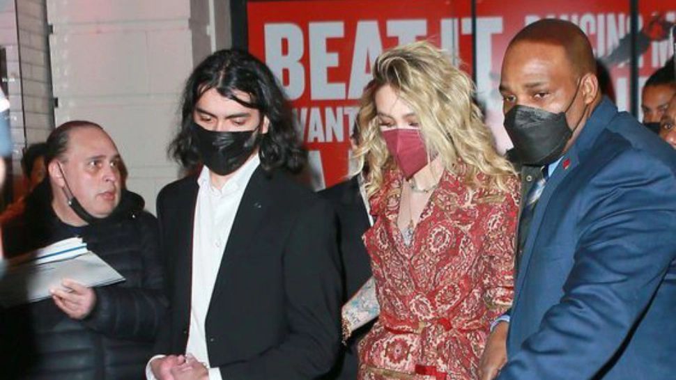 FOTO | Copiii lui Michael Jackson s-au reunit pe covorul roșu! Tinerii au participat la premiera musicalului despre tatăl lor. Cum arată aceștia astăzi 