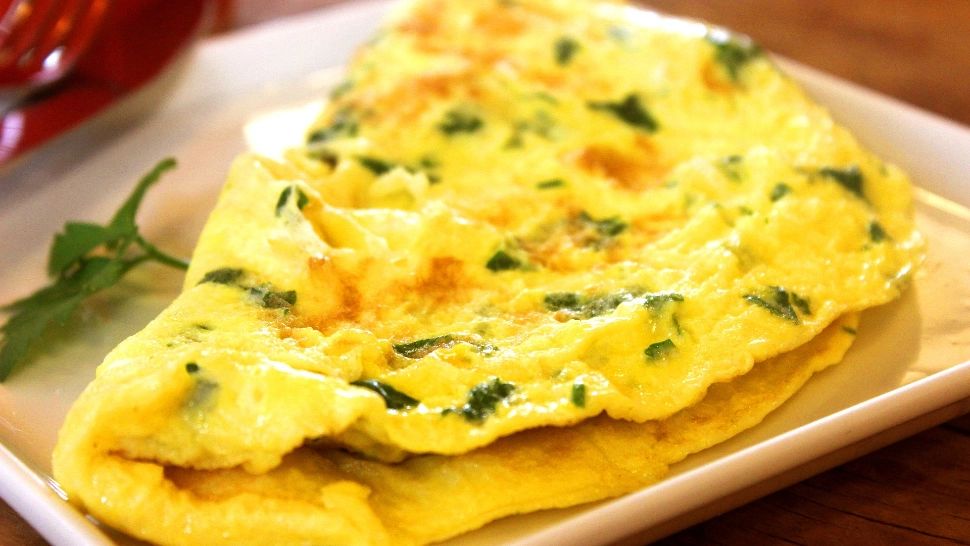 Secretul pe care trebuie să îl știe orice gospodină. Ce trebuie să pui în omletă ca să o faci mai pufoasă decât vata de zahăr