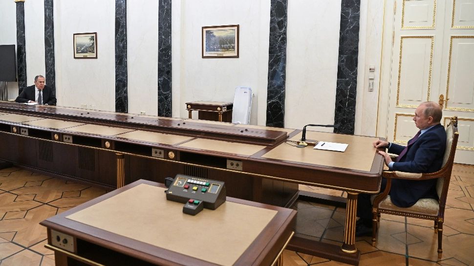 Ministrul de Externe al Rusiei, tratat la fel ca președintele Franței. A fost primit de Putin la o masă la fel de lungă