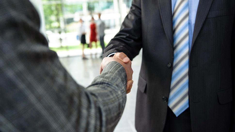 Un bărbat a fost păcălit de un altul că este...femeie. A rămas și fără portofel. Poliția îl cercetează pe „mincinos”