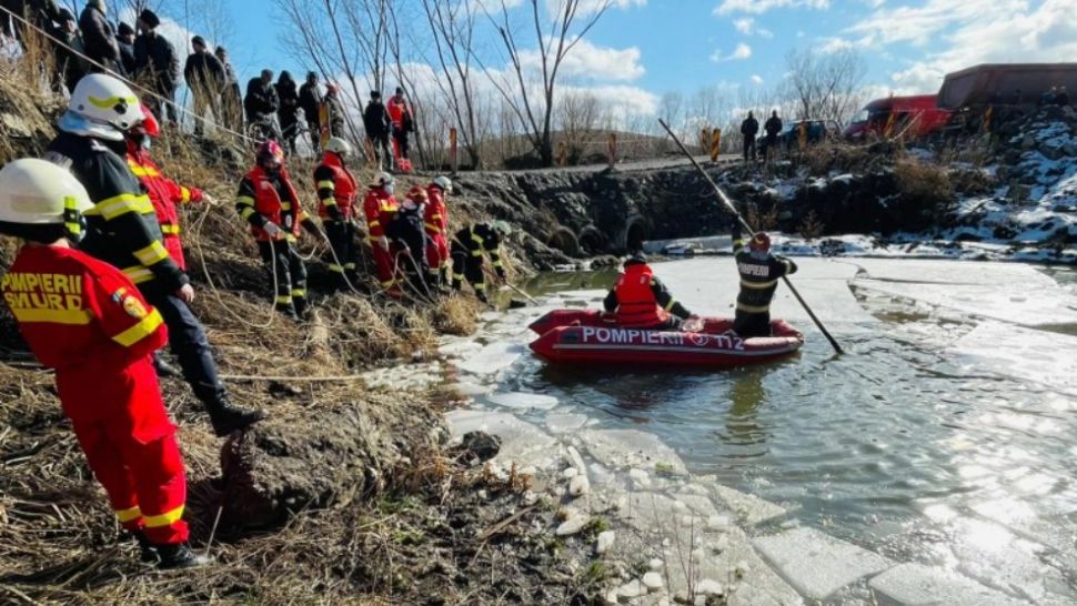 VIDEO + FOTO Un bunic și nepoata sa au murit după ce au plonjat cu mașina într-un lac din Suceava