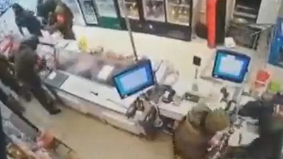VIDEO | Militari ruși filmați în timp ce fură dintr-un magazin din Ucraina