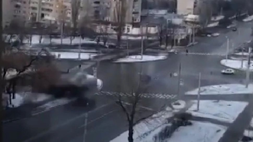 Un obuz explodează exact lângă un grup de oameni de pe stradă - Imagini cumplite din Kiev | VIDEO