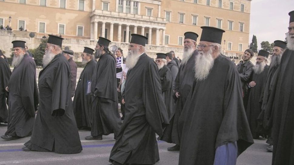 Scandal în Grecia! 2 membri ai unui ONG, judecați pentru calomnie. Totul, din cauza unor acuze adresate înalților prelați 