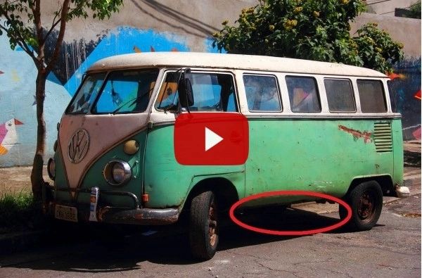 VIDEO – Ce a putut să găsească sub o mașină veche - Și-a dat seama imediat că automobilul a aparținut serviciilor secrete