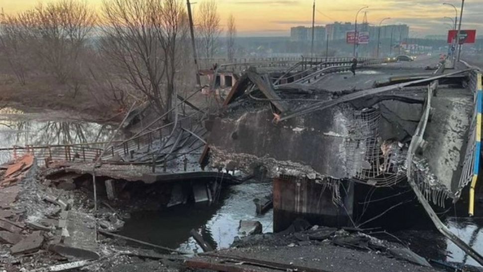 Pod aruncat în aer de Ucraina, pentru a stopa invazia rusă - imaginile disperării